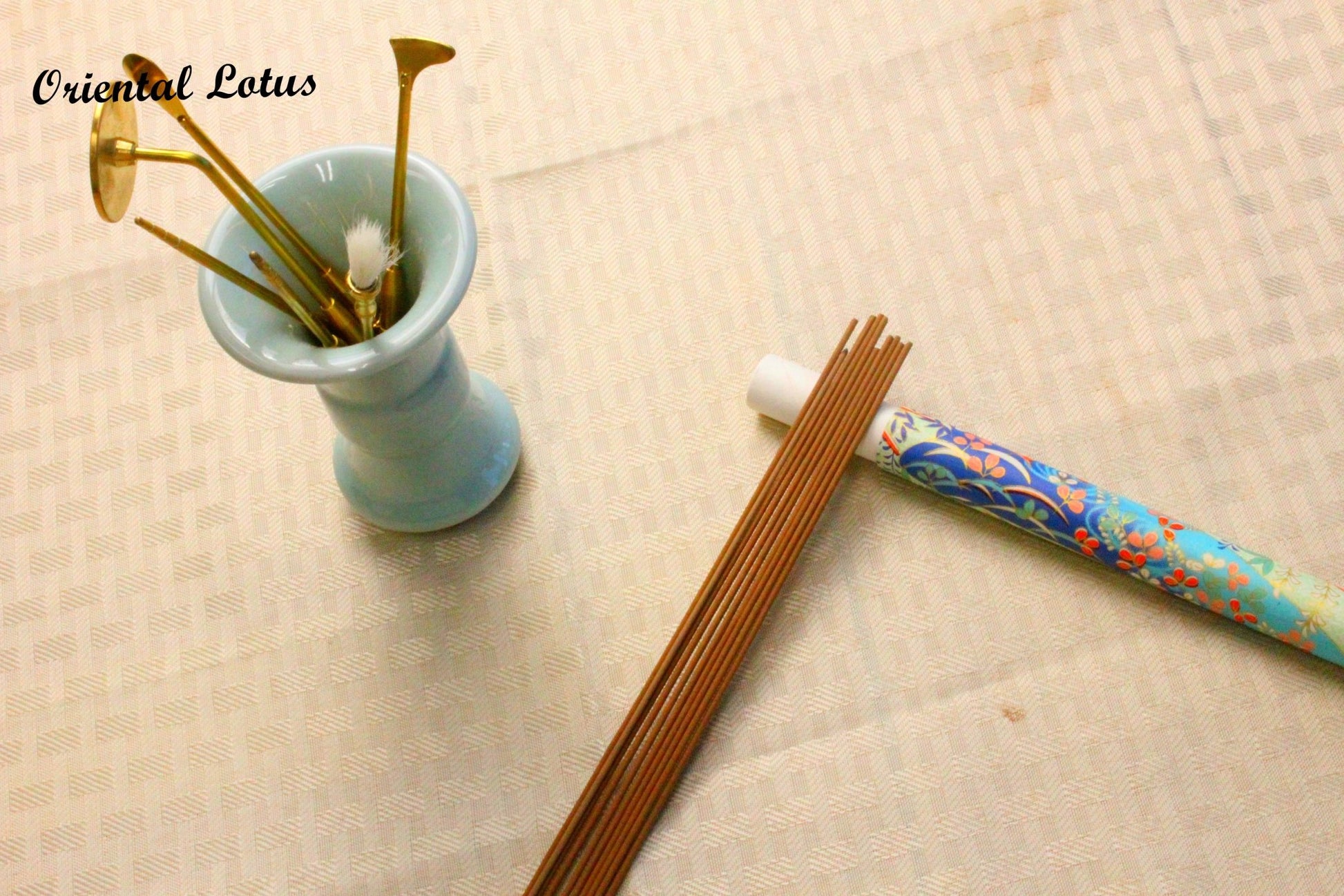 Goose Pear Incense 鹅梨帐中香 close-up incense sticks
